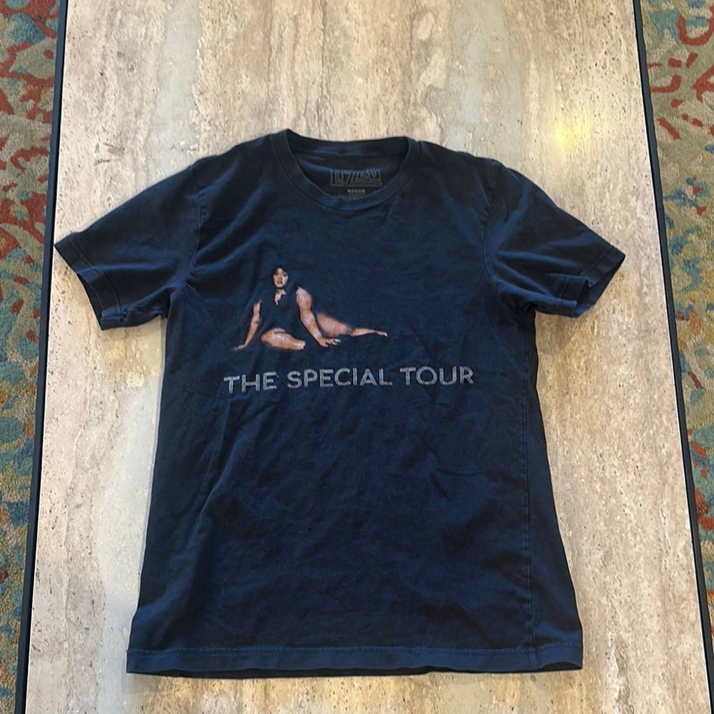Lizzo The Special Tour Fall‎ 2022 tee shirt medium EUC